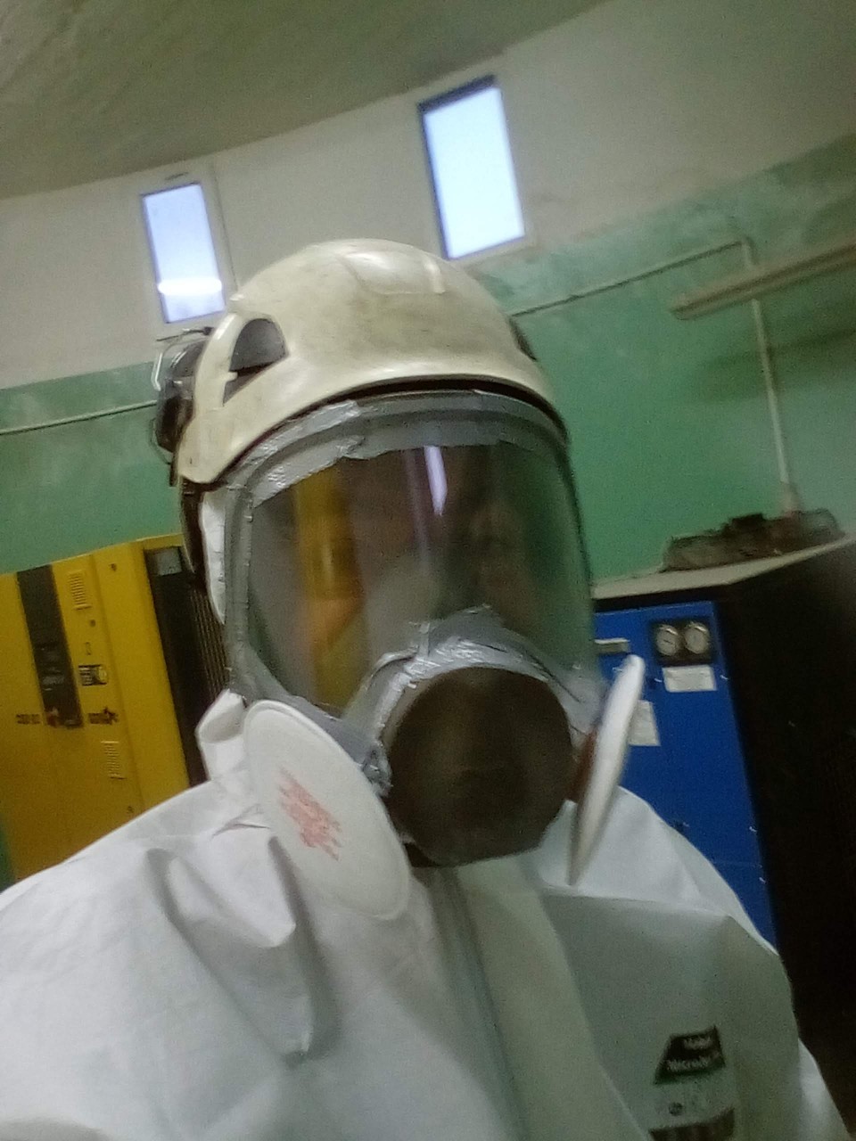 Pracownik w ubraniu zabezpieczającym